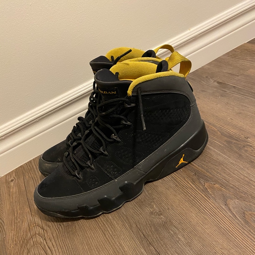 **SOLD**Jordan Retro 9 - Black and Yellow
